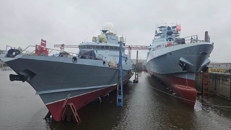Спуск на воду МРК "Тайфун" (пр. 22800, на фотографии – слева) и патрульного корабля "Виктор Великий" (пр. 22160, на фотографии – справа) Спуск на воду МРК "Тайфун" (пр. 22800, на фотографии – слева) и патрульного корабля "Виктор Великий" (пр. 22160, на фотографии – справа)
